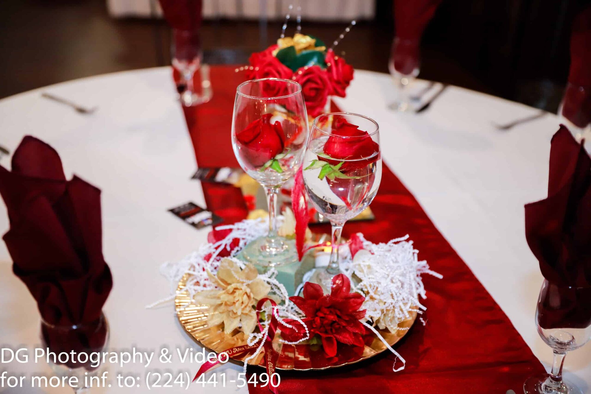 Centro de mesa con rosas rojas en una mesa de banquete