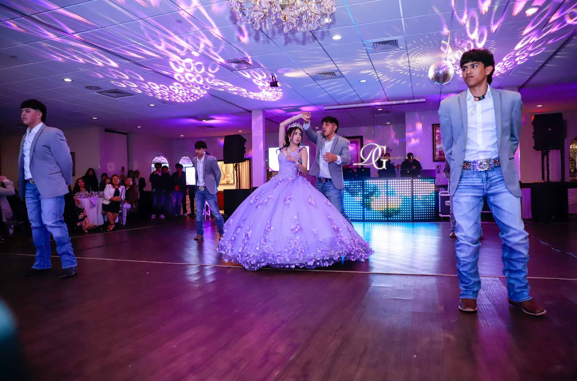 Quinceañera bailando el vals con su padre en Maravela's